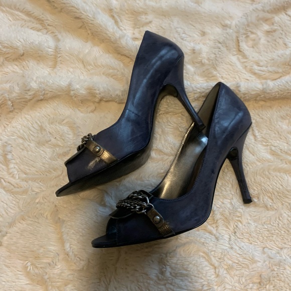 GUESS Heels - Picture 2 of 4